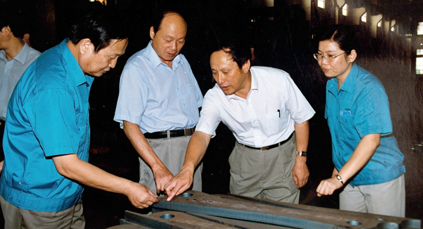 新一届向导班子上任，，，，，，掀开壹定发厘革生长新篇章