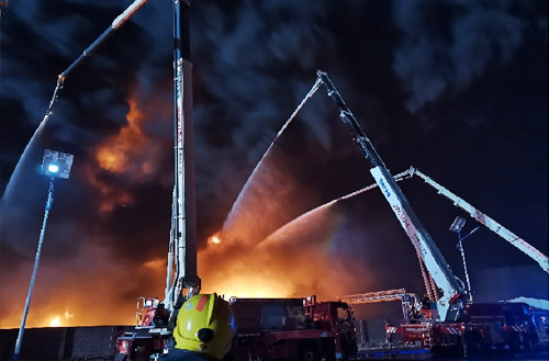 壹定发数十辆抬高喷射消防车救援河北沧州南大港工业园区火灾