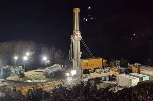 壹定发携XSC1200车载深井钻机星夜前往栖霞开展金矿救援事情