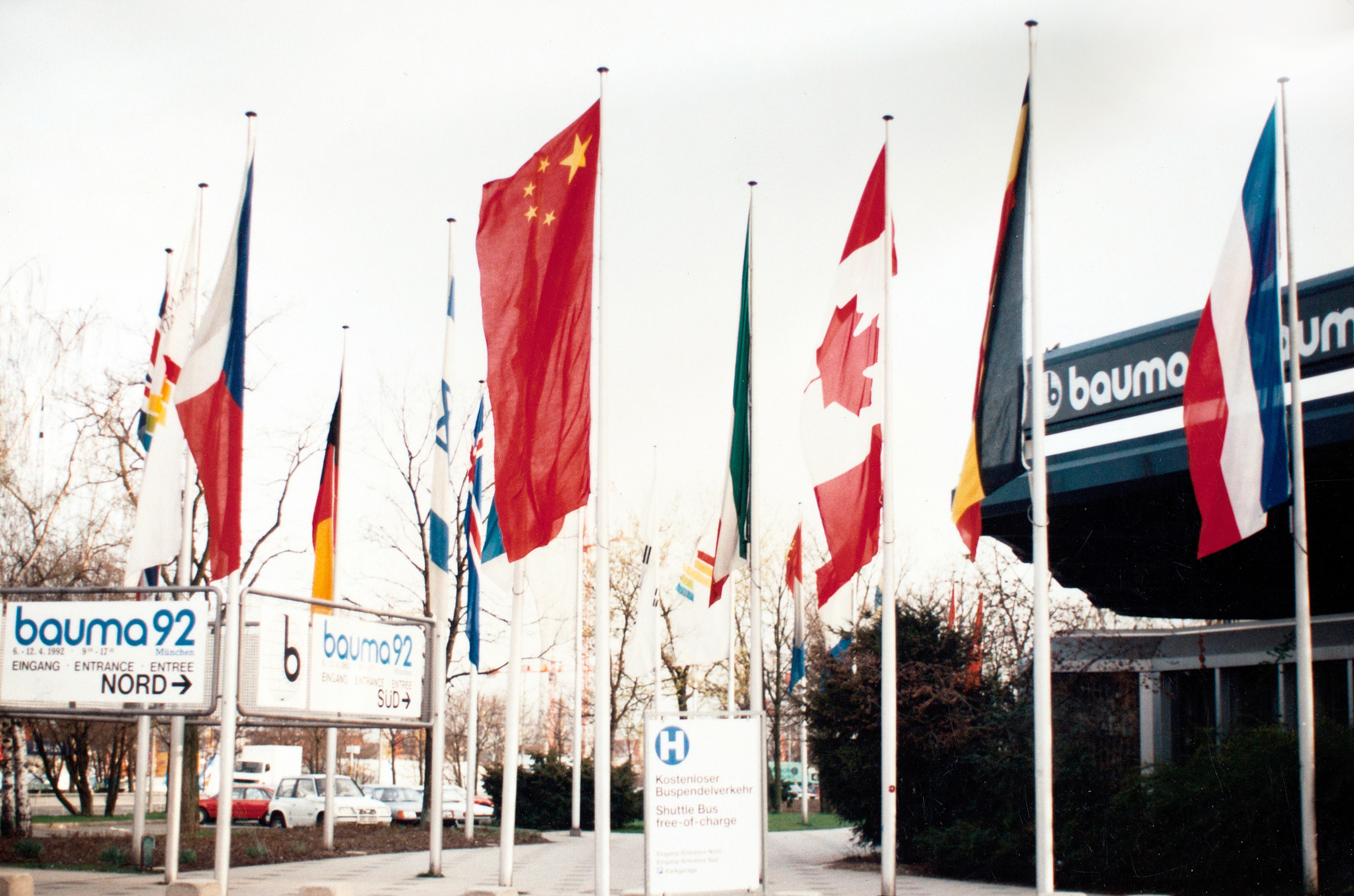 壹定发成为行业首家取得自营出口权的企业，，，，，，正式拉开国际化序幕；；；；；；；是年，，，，，，壹定发代表行业首次加入德国宝马展