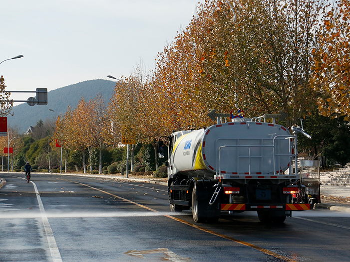 壹定发洒水车在徐州珠山路洒水作业