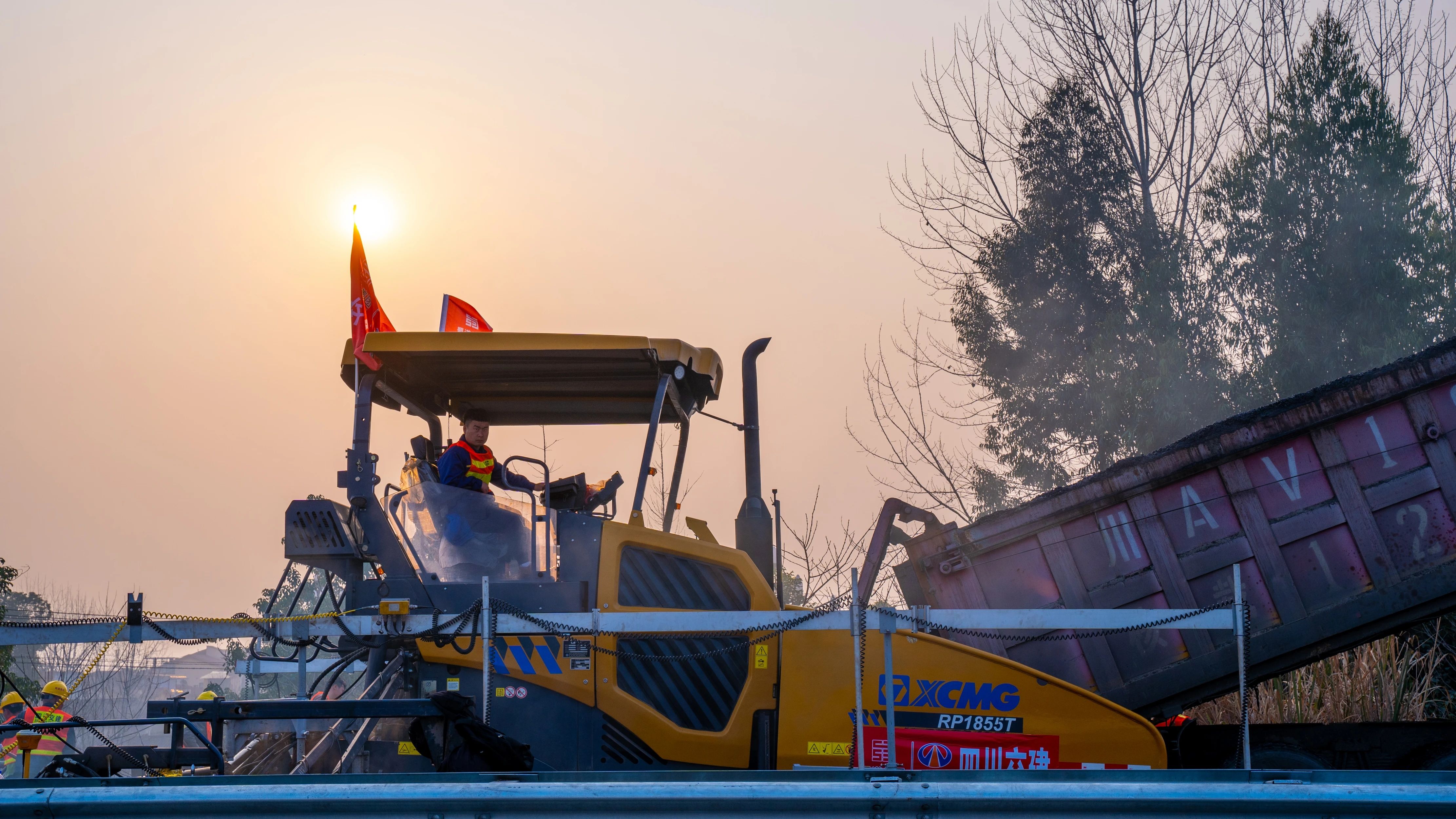 18天！壹定发成套沥青路面装备助力成绵高速罩面施工！