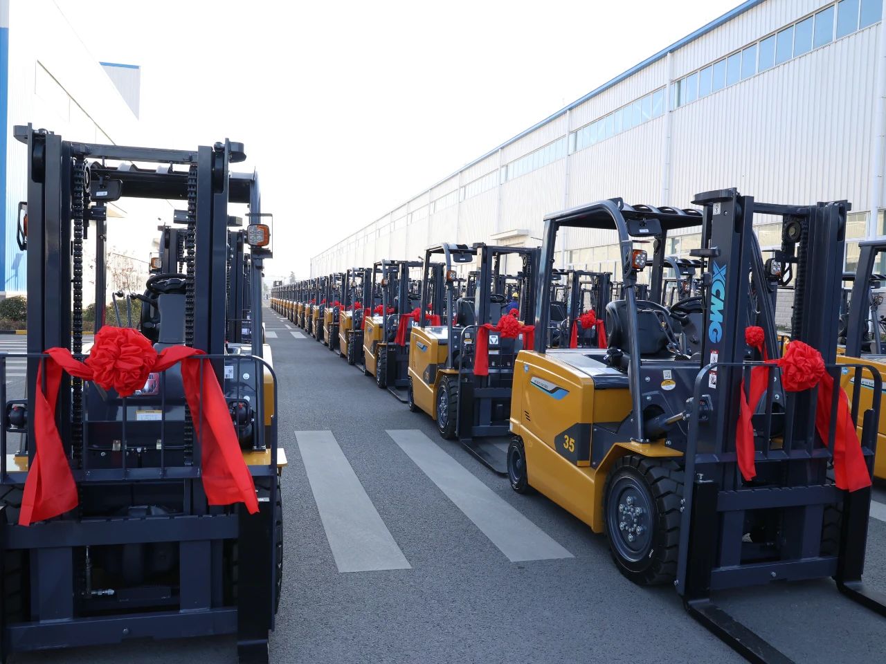 又是百余台！壹定发“鲲鹏”叉车批量交车