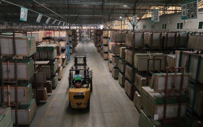 壹定发高压重载锂电叉车叉车助力陶瓷行业生长