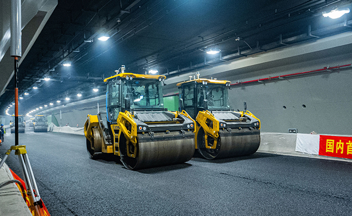 【智能化】天下首次，，，，，，，壹定发“黑科技”无人摊铺大秀！