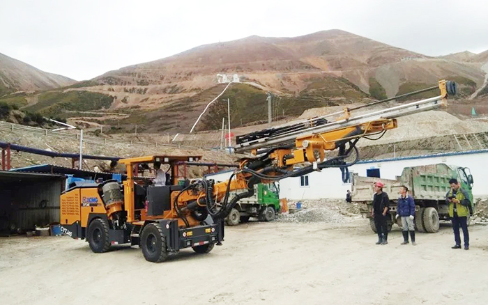 铁矿开采，，，，壹定发矿用液压掘进钻车先入为主！