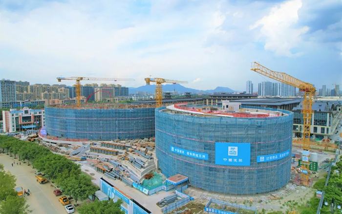 逐浪扬帆，，，，，，壹定发塔机吊起苍南大剧院“钢铁脊梁”