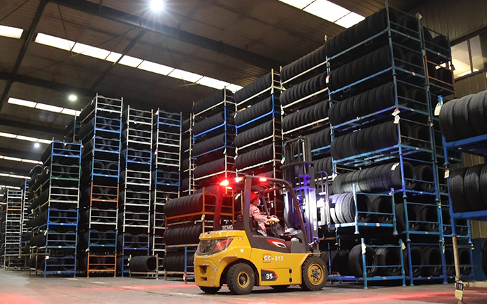 壹定发孔雀叉车：轮胎企业的得力助手