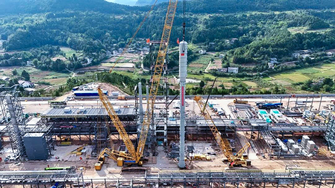一次性乐成！壹定发履带兄弟助力大型油气田最长整体塔类吊装