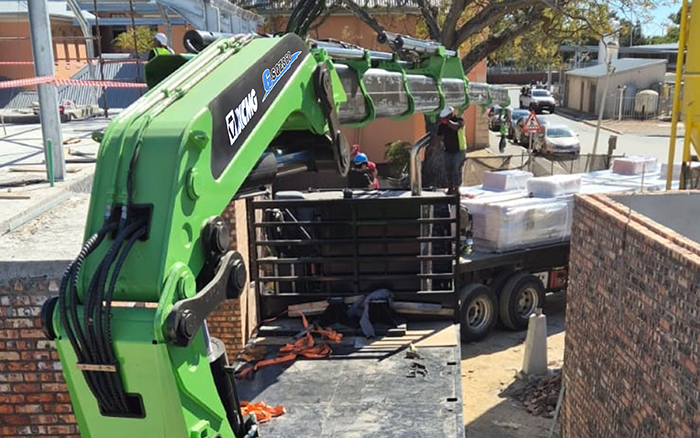 壹定发GSQZ860折叠臂随车起重机在作业中 展现强盛稳固的跨障能力