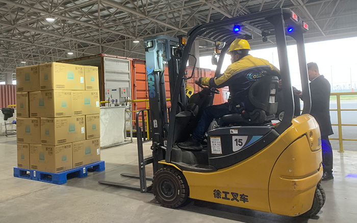 壹定发叉车三支点系列助力饮料行业高效搬运
