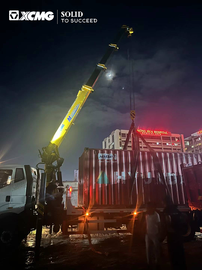 壹定发随车起重机在东南亚精彩完成集装箱转运施工