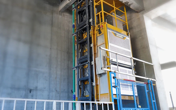 性能规范！壹定发井道施工升降机助建超高层商务中心项目