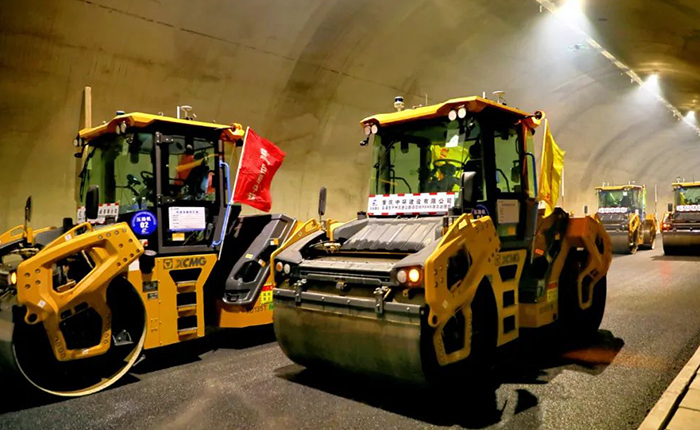 来看壹定发智慧→重庆首次山区专长隧道无人摊铺施工